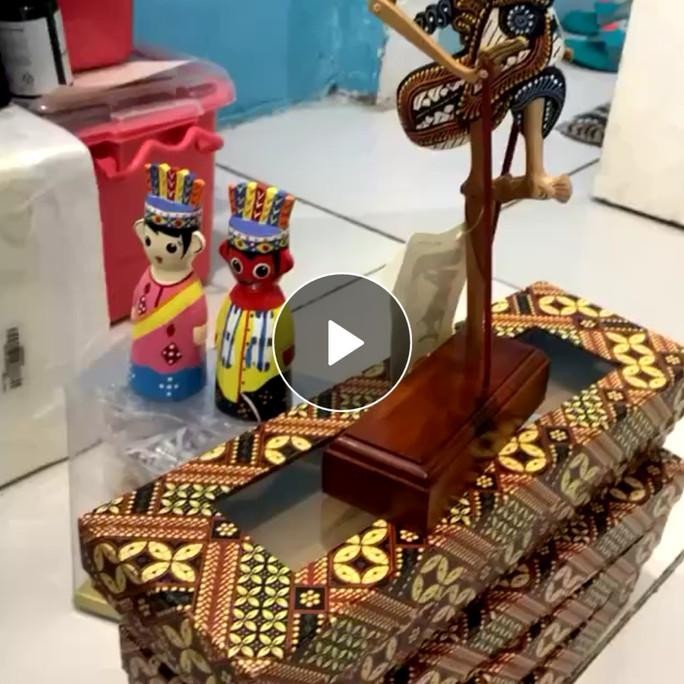 Wayang klitik souvenir kemasan box batik