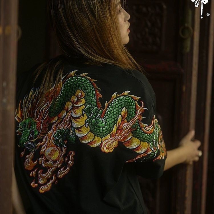 Tato Naga Industri Berat Over-Shoulder Gambar Naga Lengan PendekTBaju Kaos