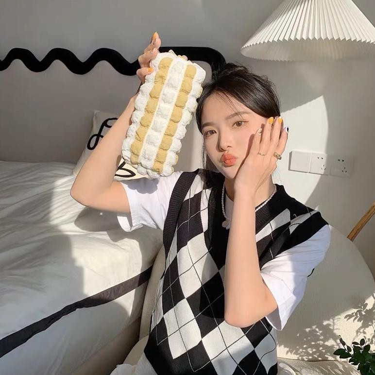 

Best Seller Little Daisy | Crumpled Grid Pencil Case /Tempat Pensil Empuk Lembut / Korean Pencil Case Import / Tempat Pensil Aesthetic Korean Style Viral