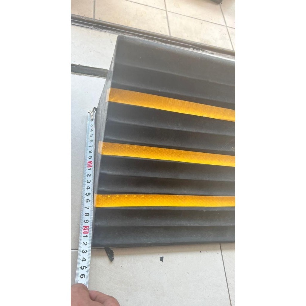 Wheel Chock Rubber Besar Mobil Container Truk / Ganjalan Ban Karet