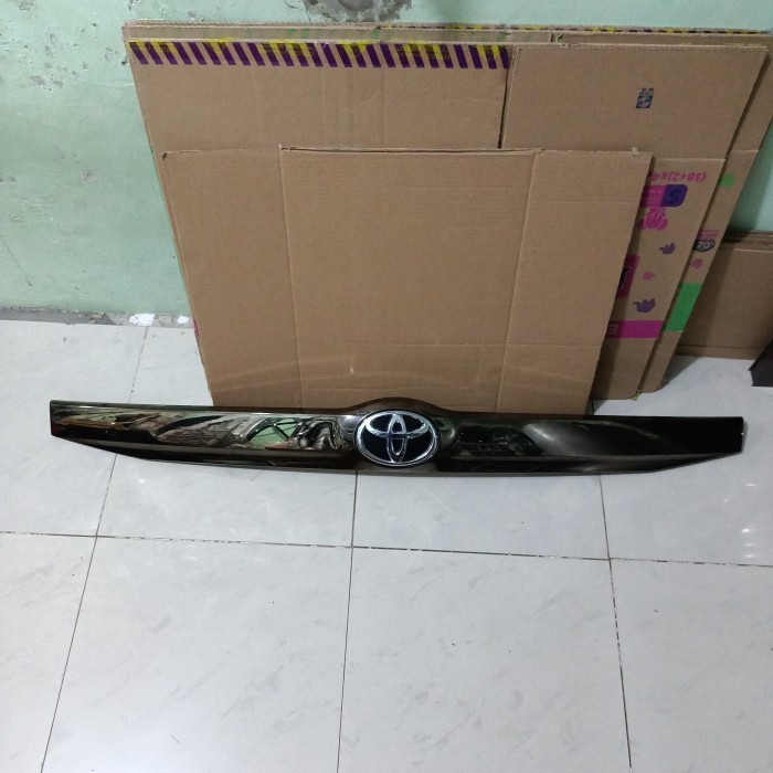 TRUNKLID BLACK CHROME CALYA SIGRA FACELIFT ORIGINAL