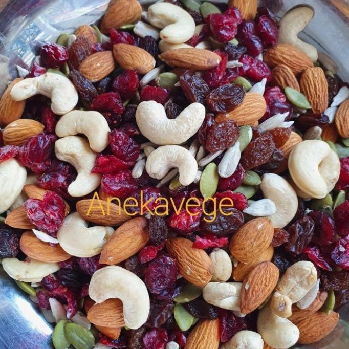 

Mix nuts n fruits 500gr Roasted trail mixed nuts kacang campur WS88