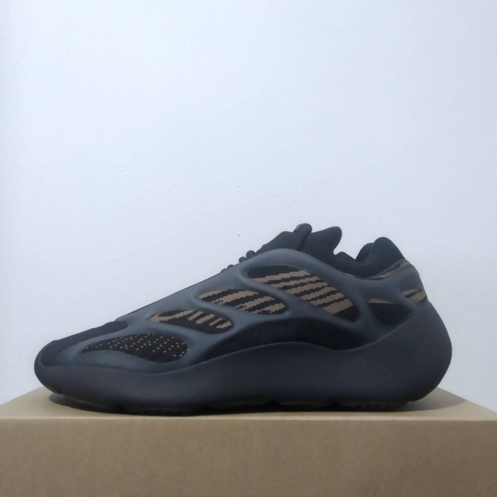 Han Yeezy 700 V3 Tanah Liat Coklat