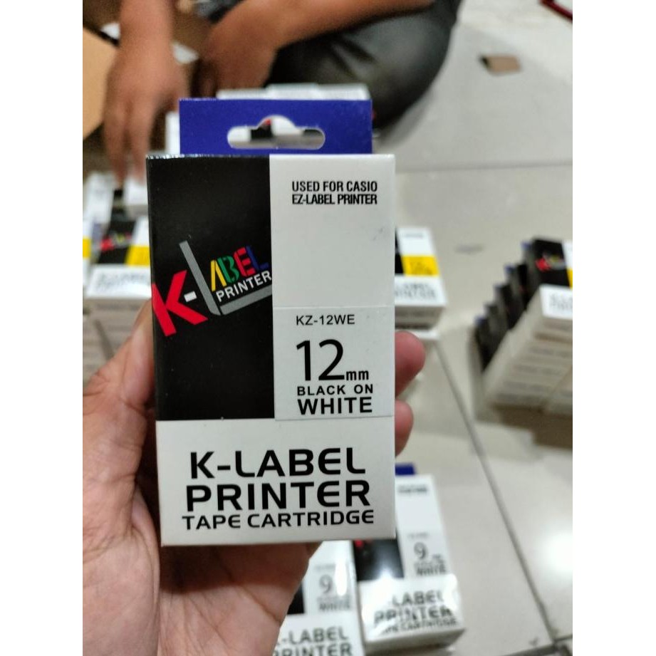 

EZ LABEL PRINTER XR-12TWE 12MM BLACK ON WHITE TAPE LABEL CASIO ORIGINAL DAN TERPERCAYA
