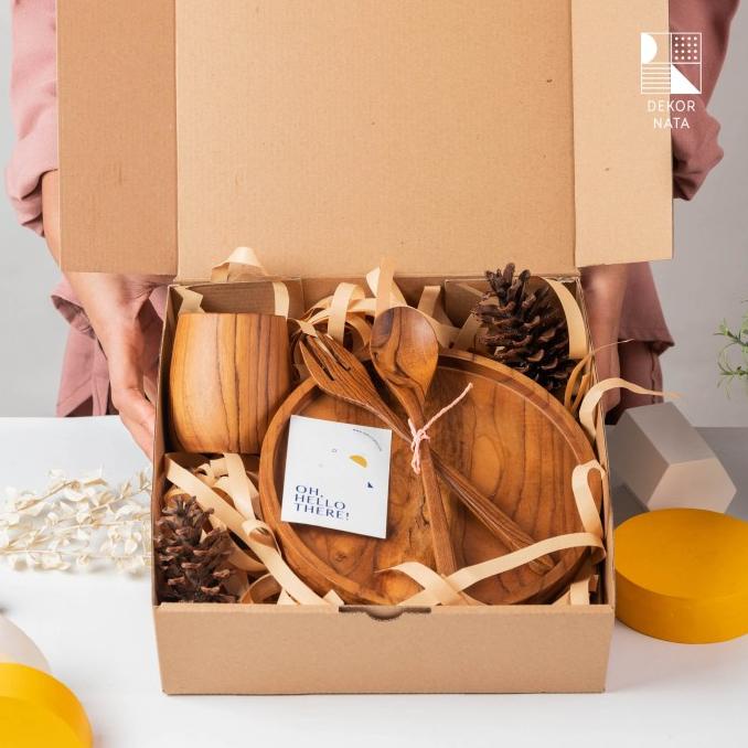 

Cemara Hampers / Bingkisan Kayu / Souvenir Pernikahan