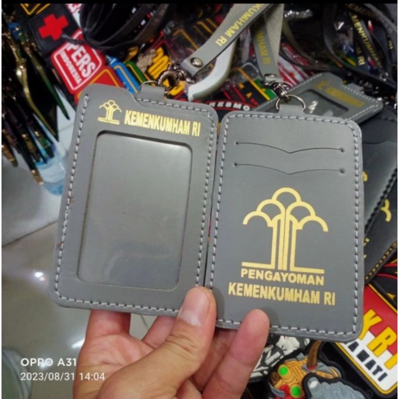 

HOLDER KALUNG ID CARD LOGO KENMENKUMHAM MODEL BARU ABU ABU BEST QUALITY PREMIUM