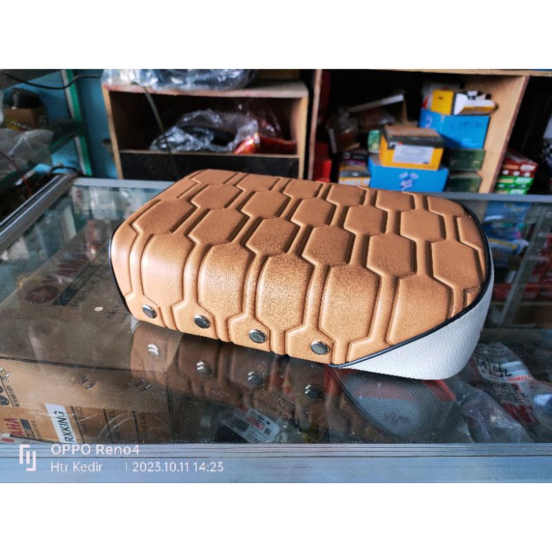 JOK PISAH/ SADEL MOTOR C50 C70 PISPOT FULL SET WARNA COKLAT  MOTIF TAWON BAGIAN BELAKANG HARGA TERMU