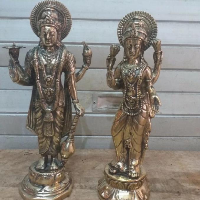 ] patung dewa wisnu n dewa laksmi berdiri