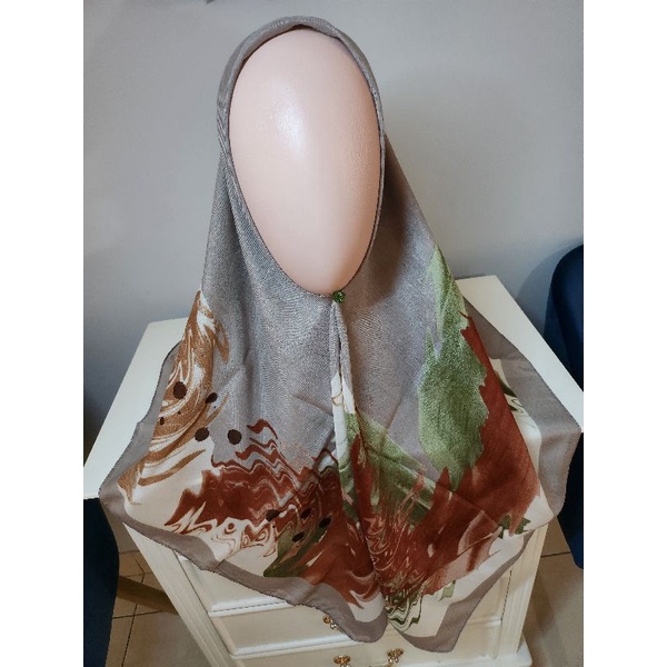 Preloved Hijab Kerudung Segi Empat Umama