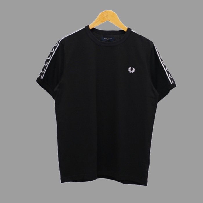 Fred Perry Taped Shoulder In Black Kaos Pria dan Wanita Original