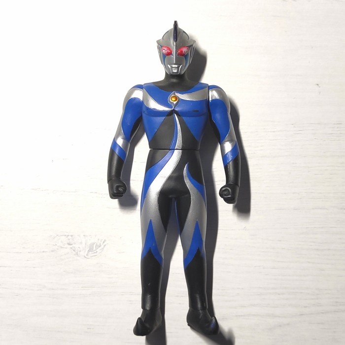 bandai uhs ultraman chaos cosmos figure vinyl ultra hero series 16 cm telorayampuyuh