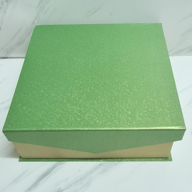 

Box magnet dasi 22x22x8cm / kotak kue hamper imlek natal lebaran