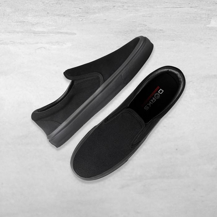 TERLARIS - DORKS - SLIP ON FULL BLACK SEPATU SNEAKERS CASUAL PRIA