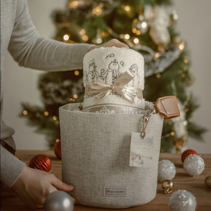 

DISKON MURAH Toko Handuk - Hampers Bucket Bag With Handuk Mandi / Hadiah Natal BERRY30.JAYA
