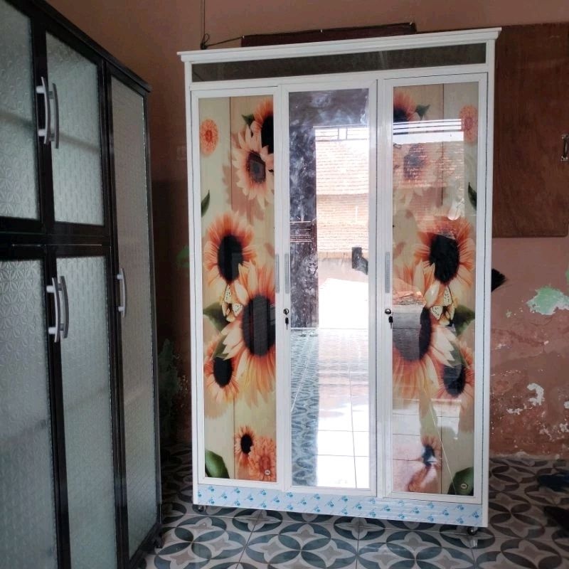 LEMARI ALUMINIUM KACA 3 PINTU