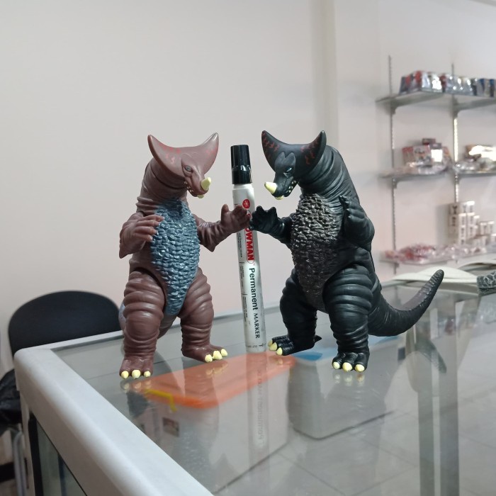 Figure Monster Ultraman Gomora Coklat /Hitam