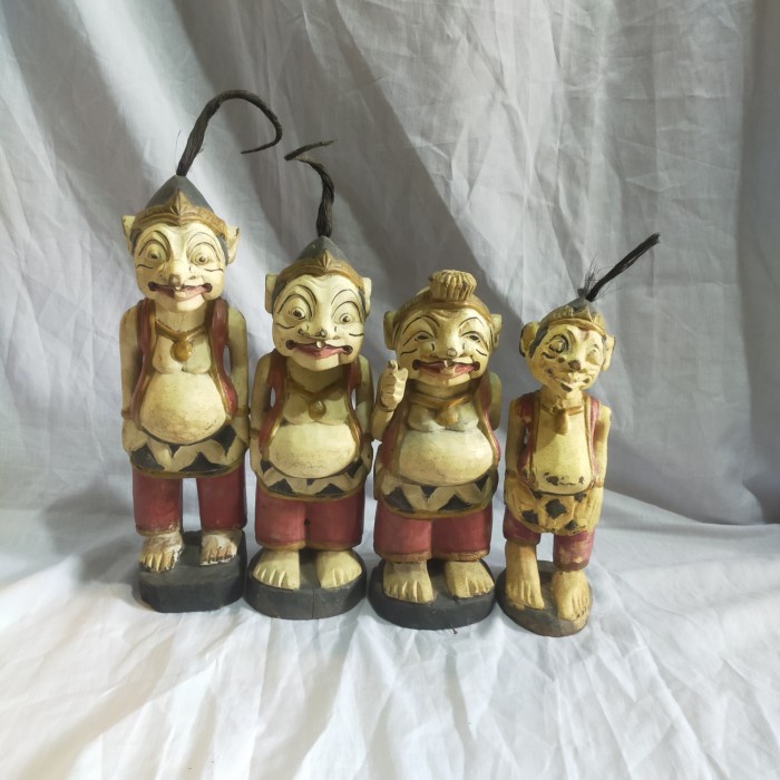 satu set patung punakawan