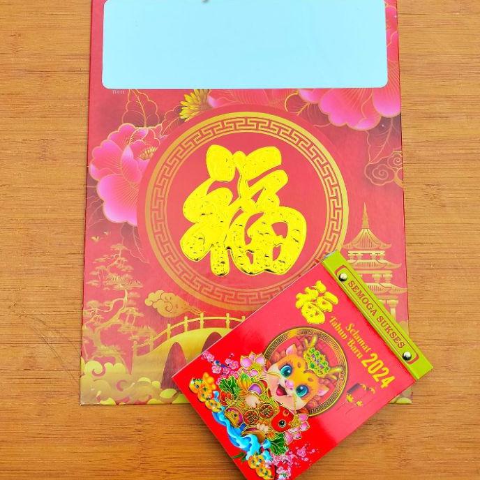 

Kalender Harian Sobek Medium 2024 Satu Set Papan Tatakan Embos Gold Ttk-11