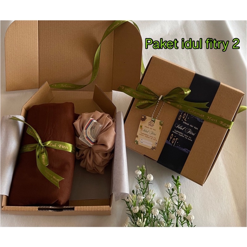 

HAMPERS IDUL FITRY GIFT BOX HIJAB ULANG TAHUN WISUDA GRADUATION