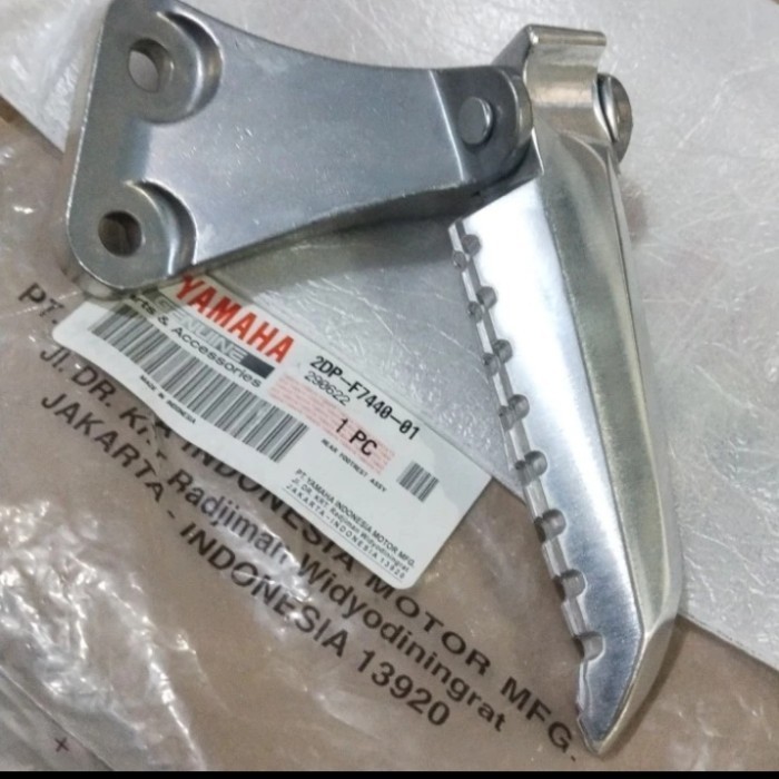 ORI 2DP-F7440-01 PIJAKAN KAKI FOOTSTEP BELAKANG KANAN NMAX ( YAMAHA JP GROUP )