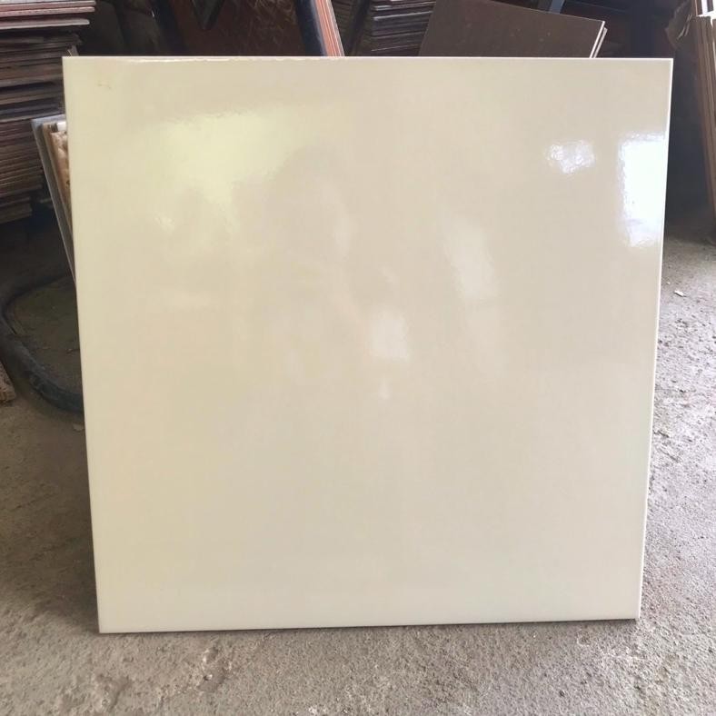 Terlarizzz keramik lantai putih 50x50 (glossy)/ keramik lantai 50x50 putih polos (mengkilap)/ keramik 50x50 cream polos (glossy)/ keramik lantai cream polos