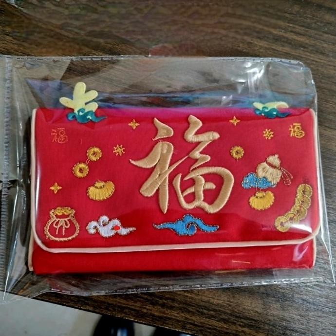 

Dompet Angpao Merah Premium Ampao Kain Sangjit Kado Parcel Tahun Imlek Stok Terbatas