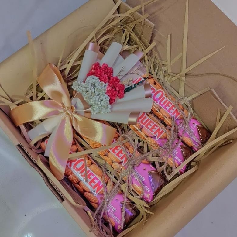 

Bisa Cod Hampers Gift Box Coklat Silverqueen Kado Ulang Tahun / Anniversary / Valentine/ Wisuda / Lebaran Promo