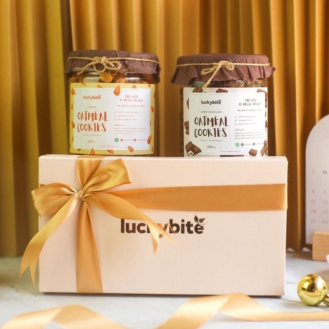 

PROMO MURAH Hampers / Gift Box / Kado - Semi Hardbox - Oatmeal Cookies 2 Jar + FREE Greeting Card + Pita + Bubble Wrap | LUCKYBITE