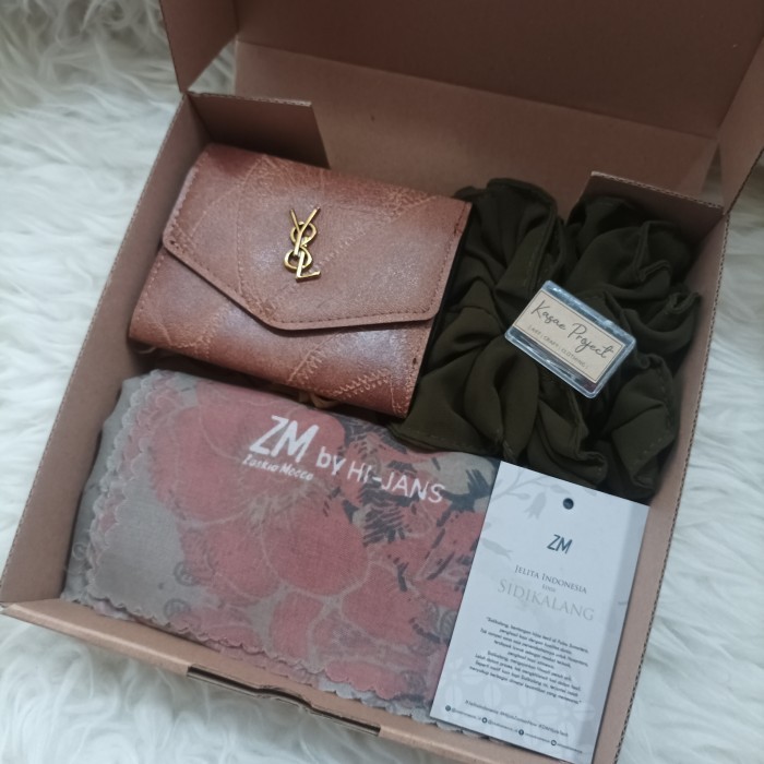 

Ready ZM03. Gift Set Hijab Zaskia Mecca Dompet hadiah kado ultah wisuda guru