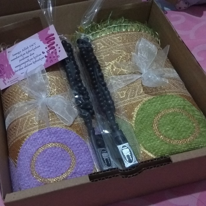 

Ready Hampers Kado Pernikahan / Hampers sajadah turki