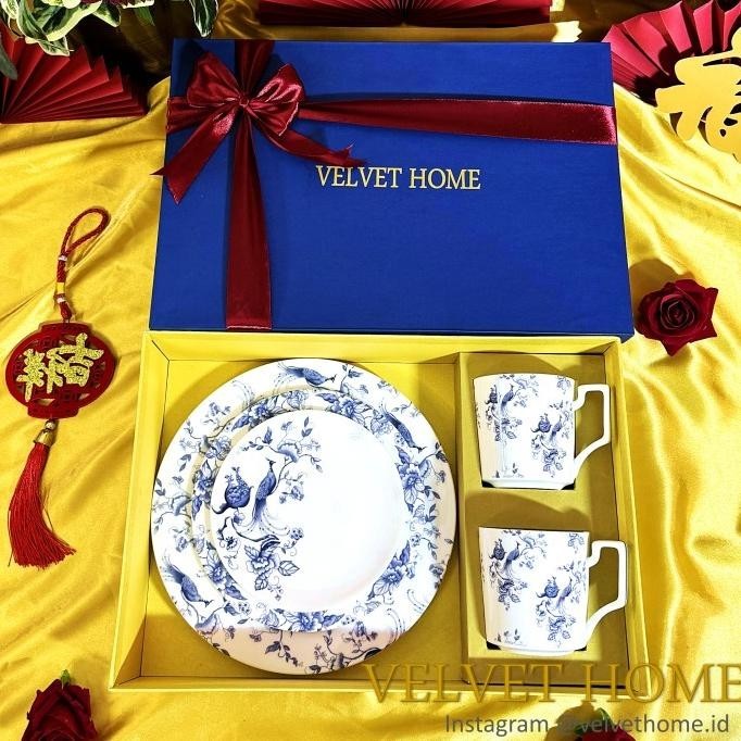 

Hampers Set Piring Mug Gelas Peacock Burung Biru Imlek Lebaran Wedding