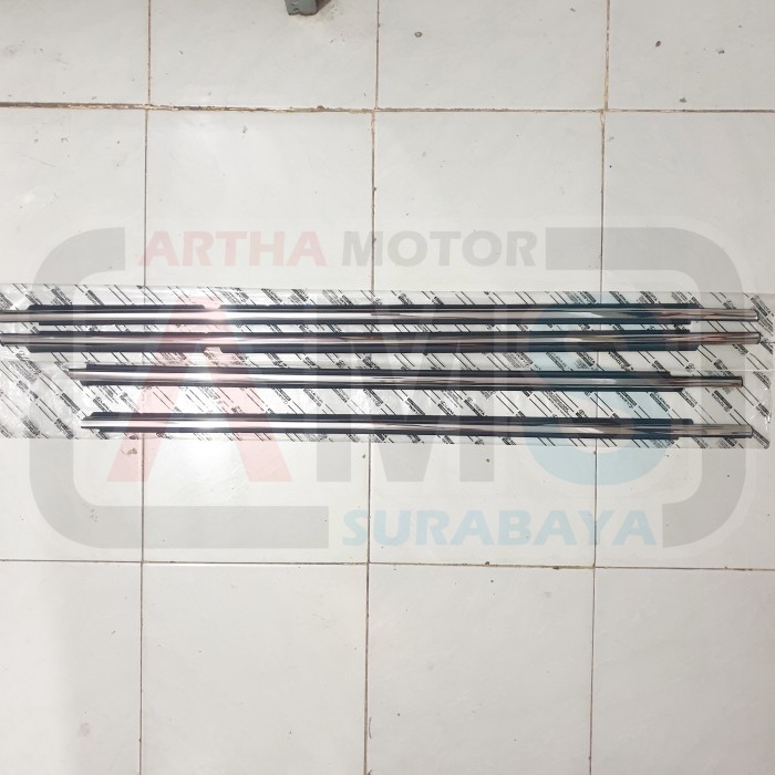 Karet Pelipit List Lis Kaca Wheater Strip Mobil Innova Lama Chrome