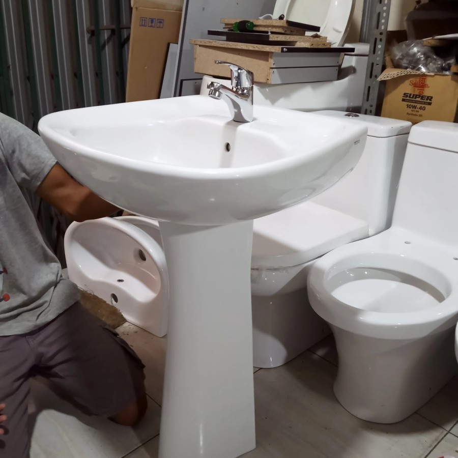 wastafel cuci tangan toto model kaki full set