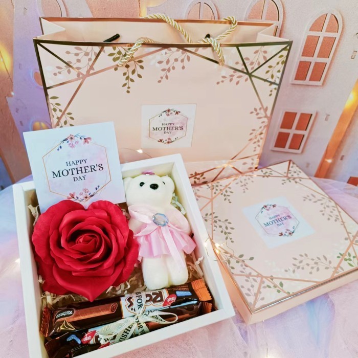 

Hampers Bunga Boneka Love Gift - Kado Hari Ibu Coklat Gb028