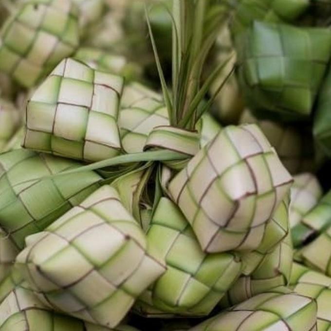 

daun ketupat kelapa asli 1 ikat isi 10