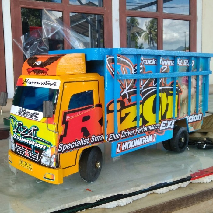Mainan mobil truk kayu miniatur truck oleng mobilan anak + foto stiker