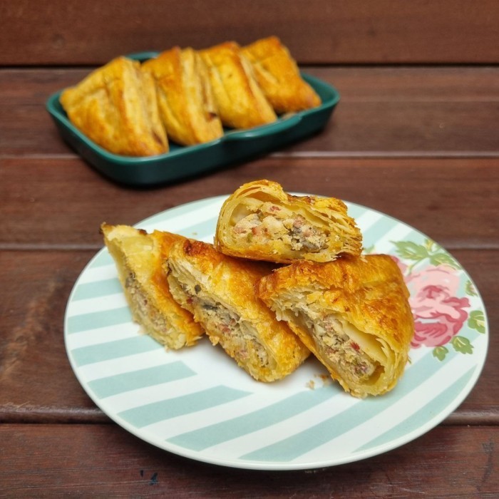 

(Pre-Order) Chicken & Beef Bacon Puff / Pastry