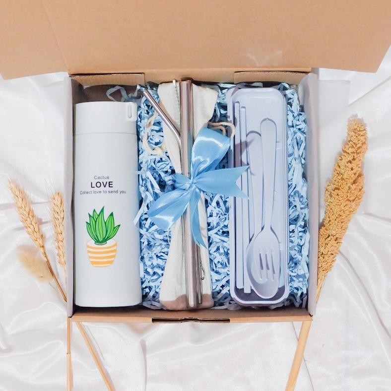 

CR - Hampers Gift Box Premium | Alat Makan Set | Souvenir | Botol Kaca | Gift Box | Kado Ulang Tahun Wisuda Pernikahan TERLARIS