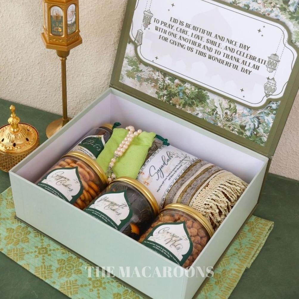 

CR - Hampers Lebaran Idul Fitri Hardbox Kue Kering Sajadah Tasbih Kurma/ Parcel Hadiah Souvenir Ramadhan TERLARIS