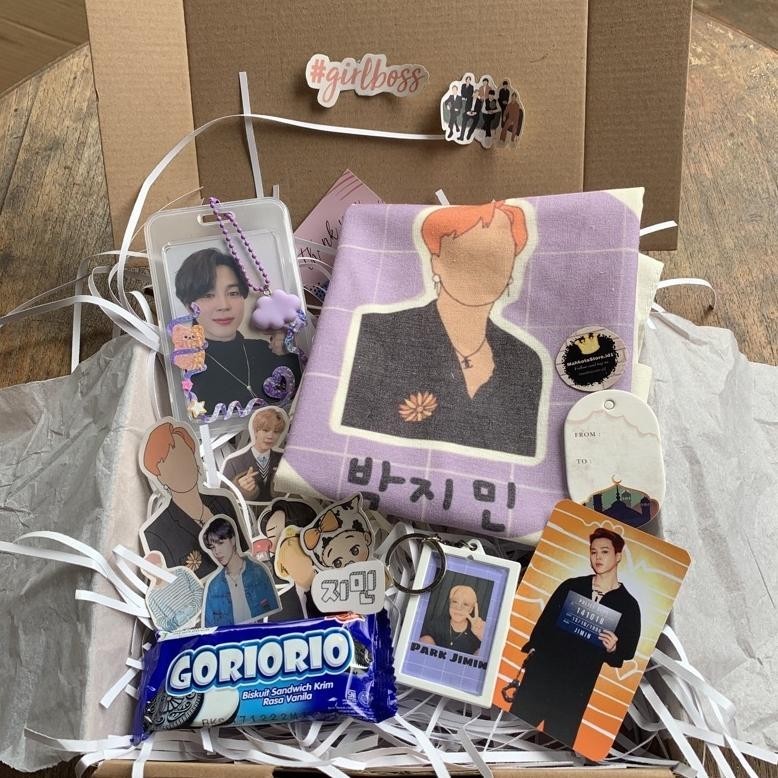 

CR - [LANGSUNG KIRIM] GIFT BOX HAMPERS | HAMPERS BIRTHDAY LEBARAN WEDDING GRADUATION BTS NCT MURAH TERLARIS