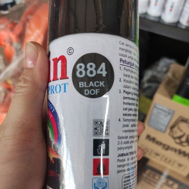 

cat semprot BWIN ( black dof) /acrylic lacQuer spray pain BWIN / cat kaleng BWIN hitam doff (300cc)