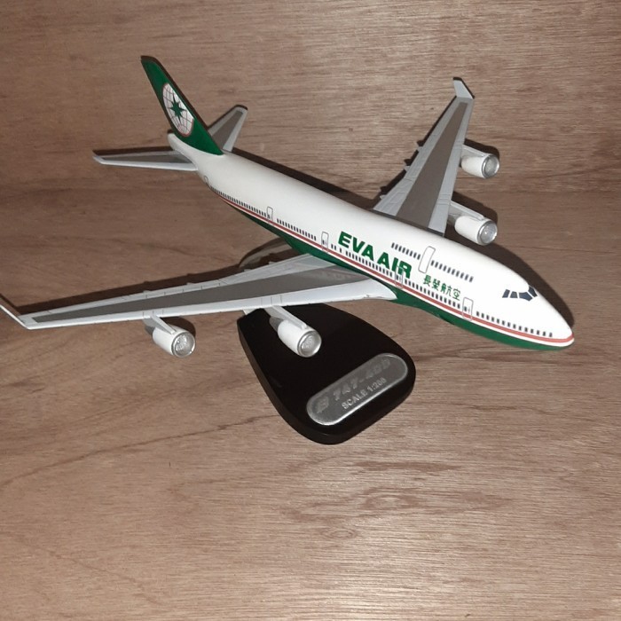 MINIATUR PESAWAT EVA AIR B.747.400 1:100 (34 CM)