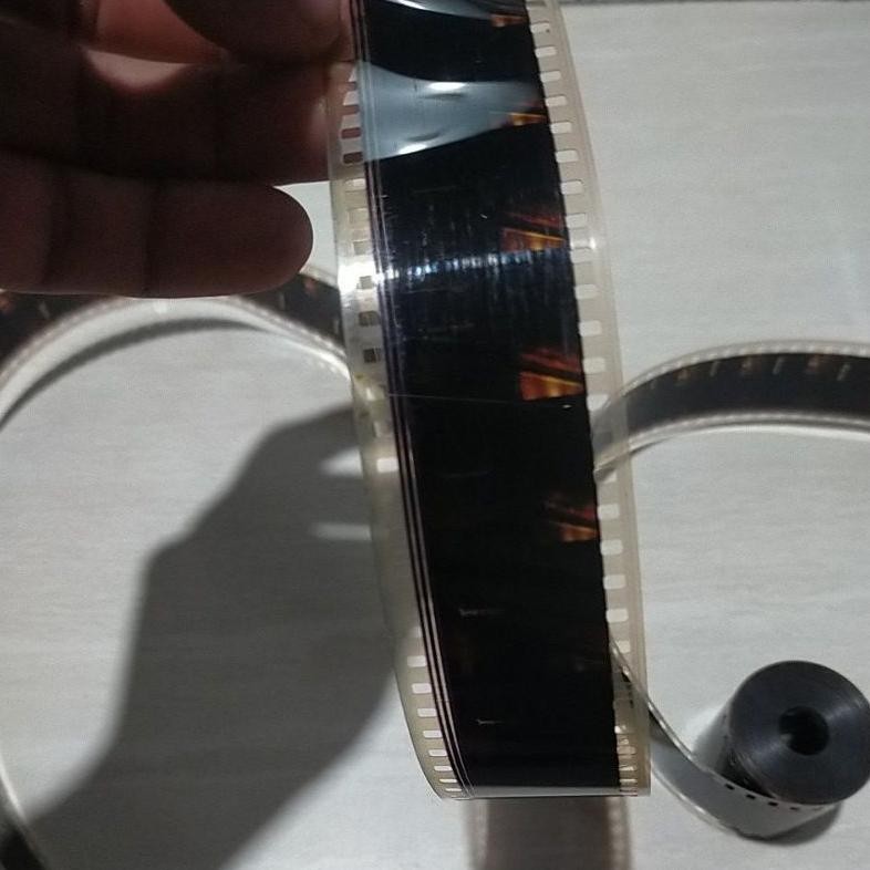 

kaset rol flm ukuran 35 m panjang 7 meter bisa buat bikin peteng layangan /koang pitu pitu sblom chkout baca dllu Deskripsi ya Trend