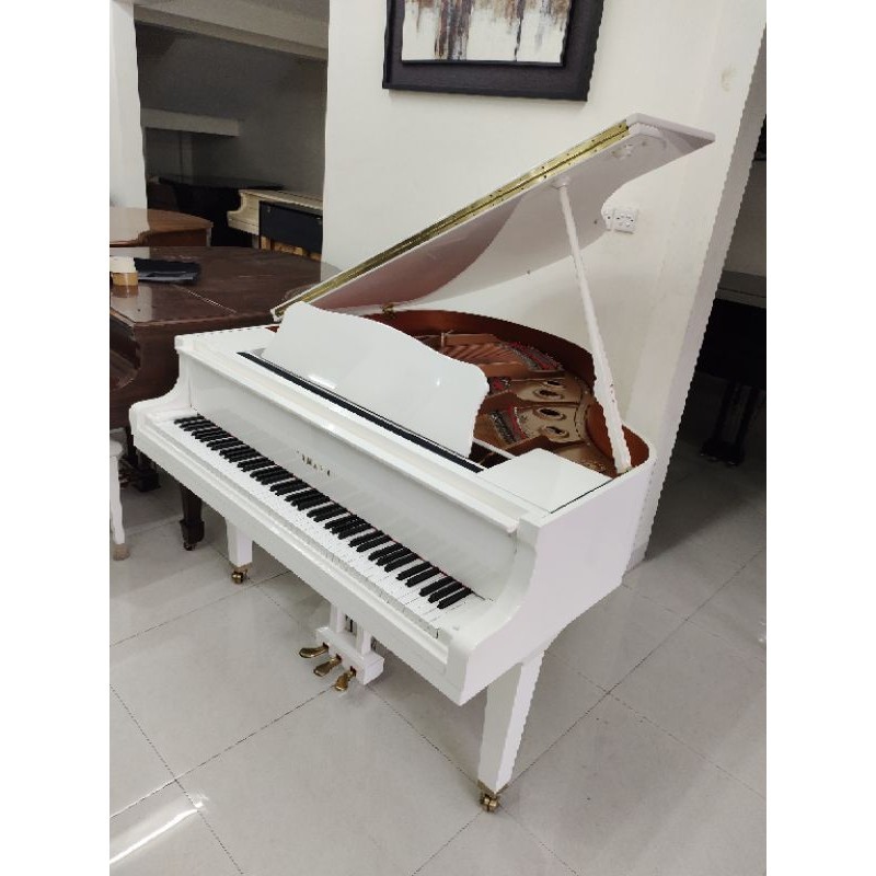 Baby Grand Piano Yamaha GB1K J Putih
