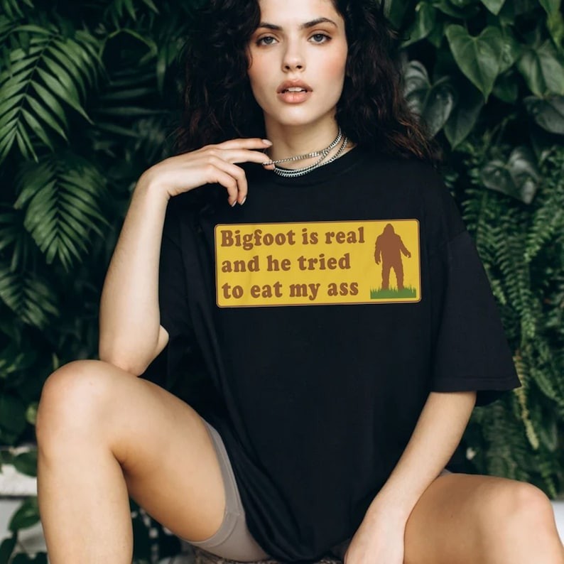 Kaus Meme Lucu Bigfoot Itu Nyata dan Dia Mencoba Makan Pantatku Kaus Hadiah Lelucon Aneh Anehnya