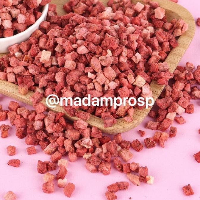 

READY STOCK STRAWBERRY DADU KERING 1KG FREEZE DRIED STROBERI BAHAN KUE !!!!!
