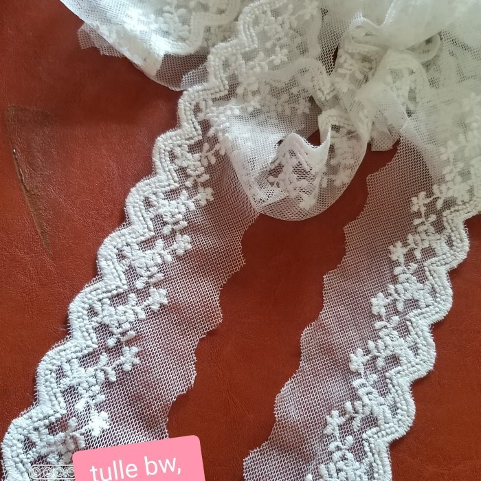 

renda tulle, lebar 5cm, warna bw, harga per pcs (13,5cm)
