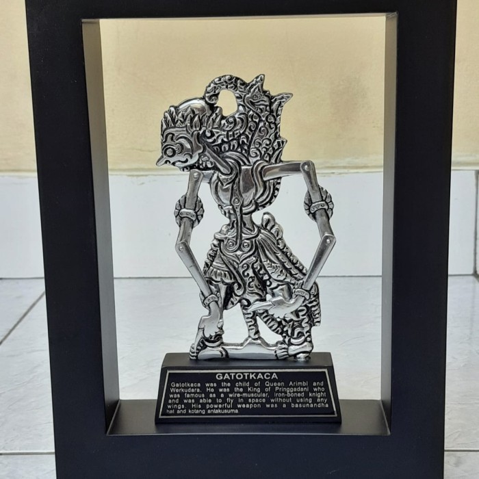 Hiasan Dinding Ruang Tamu Frame Wayang Souveni Wayang Logam