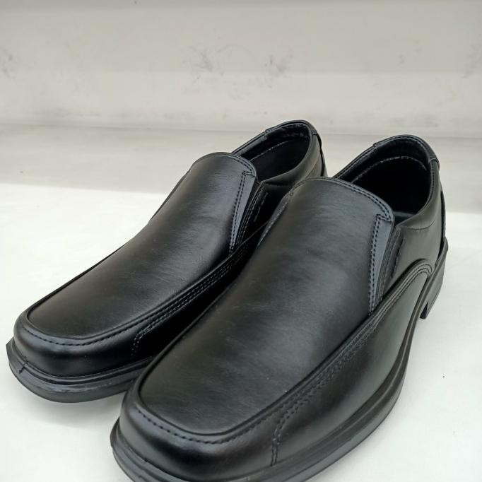 sepatu fantofel pria merk bata warna hitam HN32T