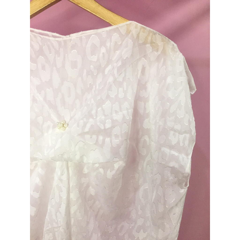 Kaftan putih motif timbul